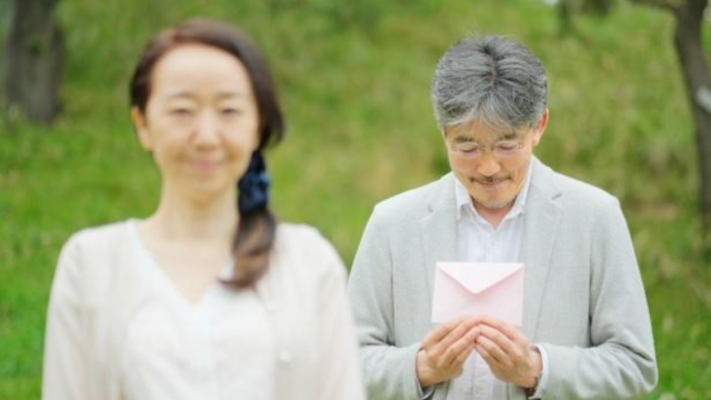 手紙を渡そうとしている老人