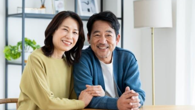 仲良しそうな中年夫婦