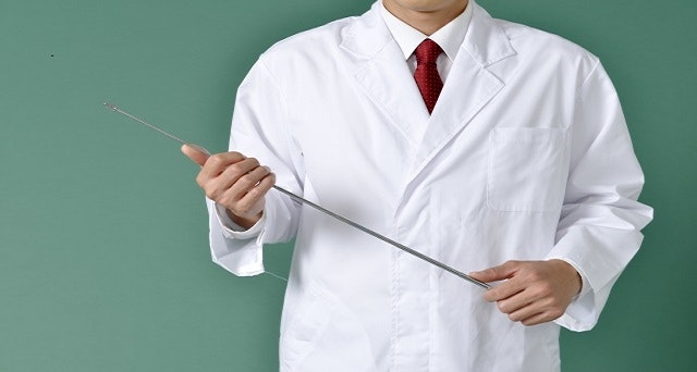 説明する白衣を着た男性