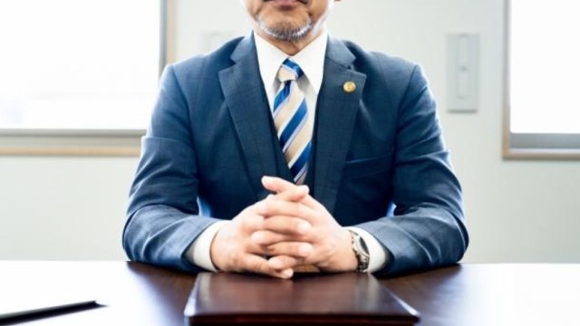 机に座ってる弁護士