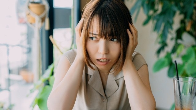 頭を抱える女性