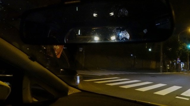 夜中に不審者が車から見ている様子