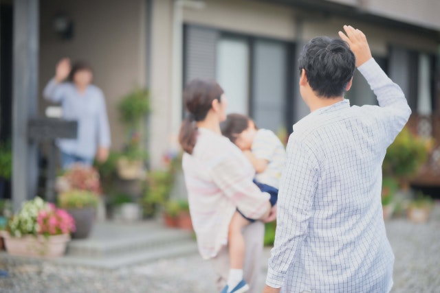 隣人に挨拶をしている家族の様子