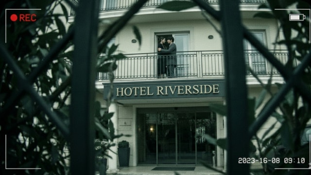 ホテルで男女が不倫している様子