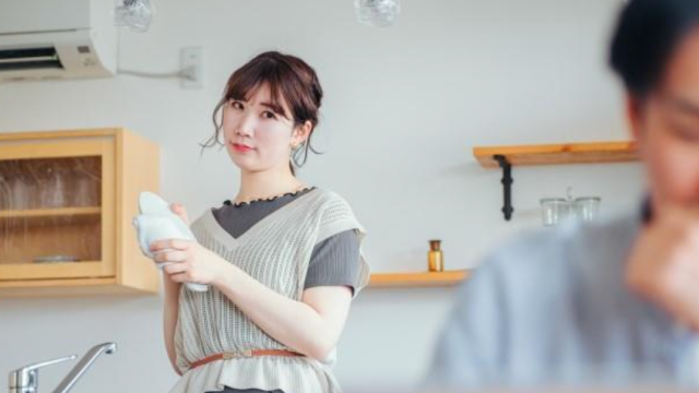 夫を怪しむ女性