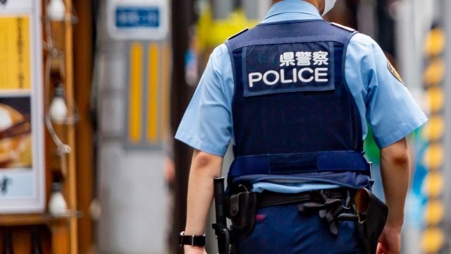 警察官が歩いている後ろ姿