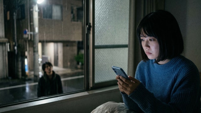 ストーカーが外から見ている