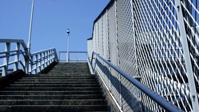 歩道橋の上り階段