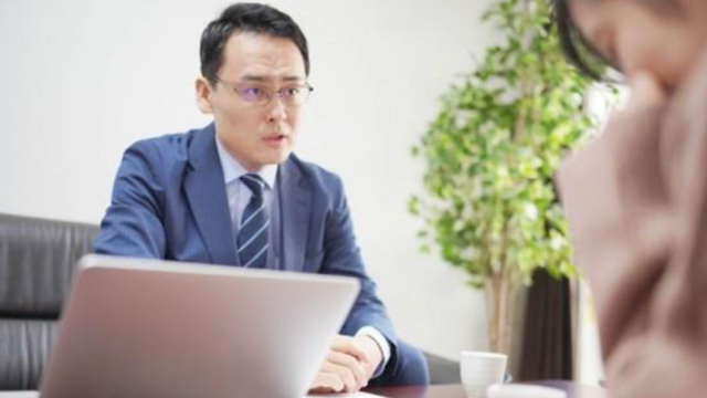 相談中に泣いている女性