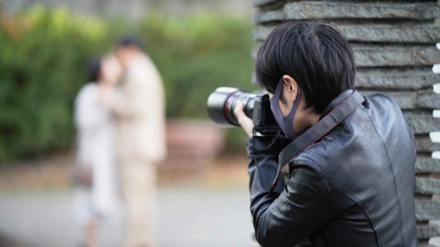 探偵の調査員が浮気現場の証拠を集めている様子