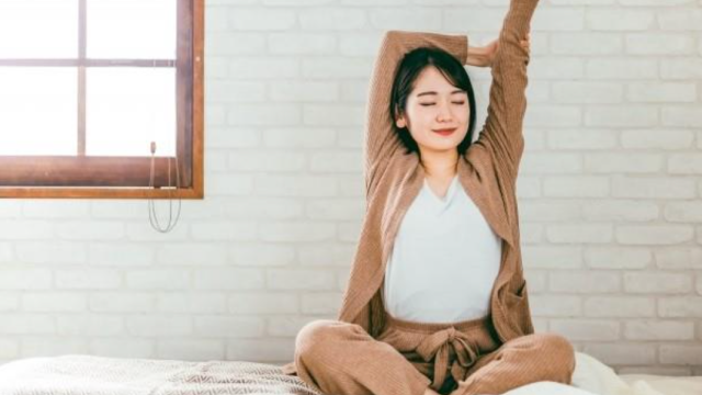 背伸びする女性