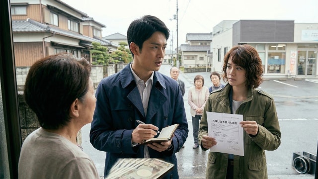 聞き込みする探偵