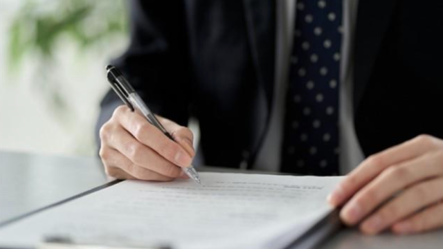 書類を記入する男性