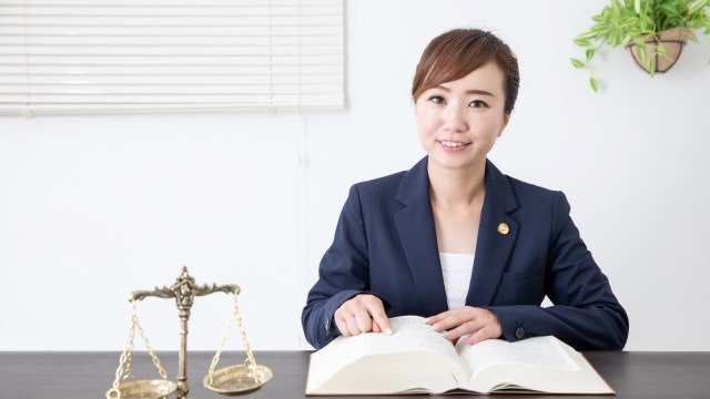 女性弁護士が辞書を見ている様子