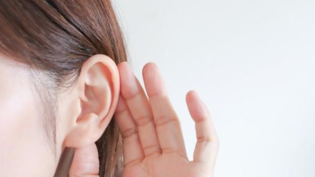 耳を澄ませている女性