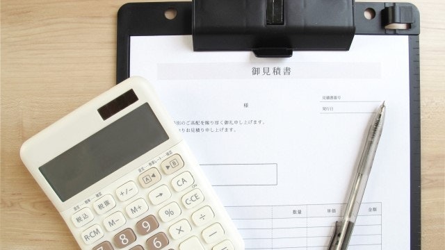 サインする書類と電卓