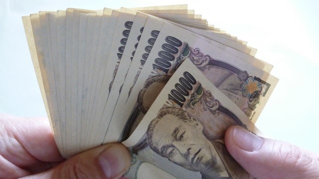 一万円を数える指