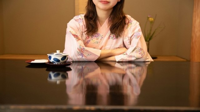浴衣を着ている女性