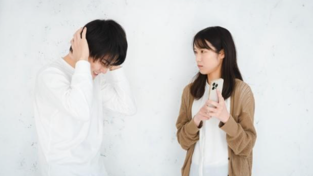 男性を問い詰める女性