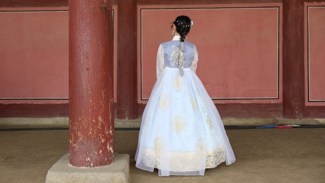 チマチョゴリを着る韓国人女性