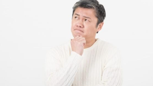 悩んでいる中年男性
