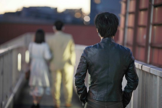 男女の不倫現場を尾行する探偵