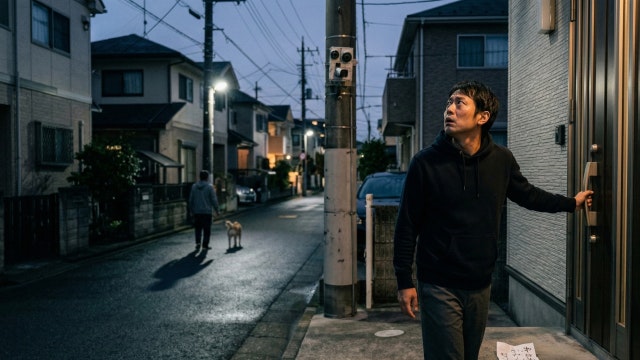 住宅街で怯えている男性