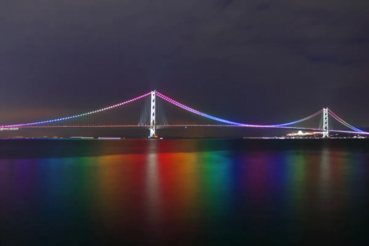 ライトアップされた夜の明石海峡大橋