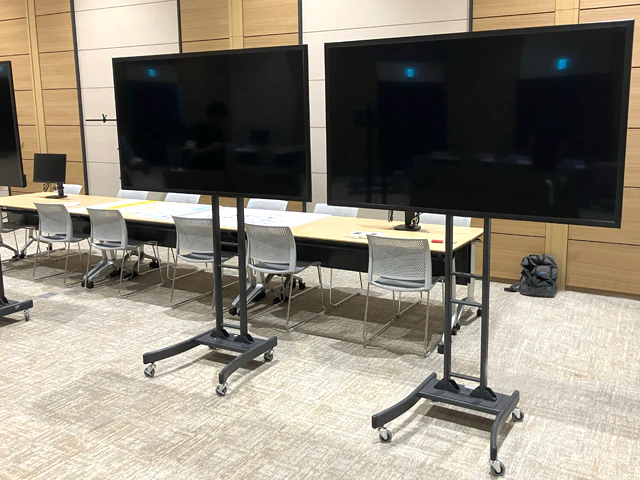 接客ブース周辺の大型ディスプレイ