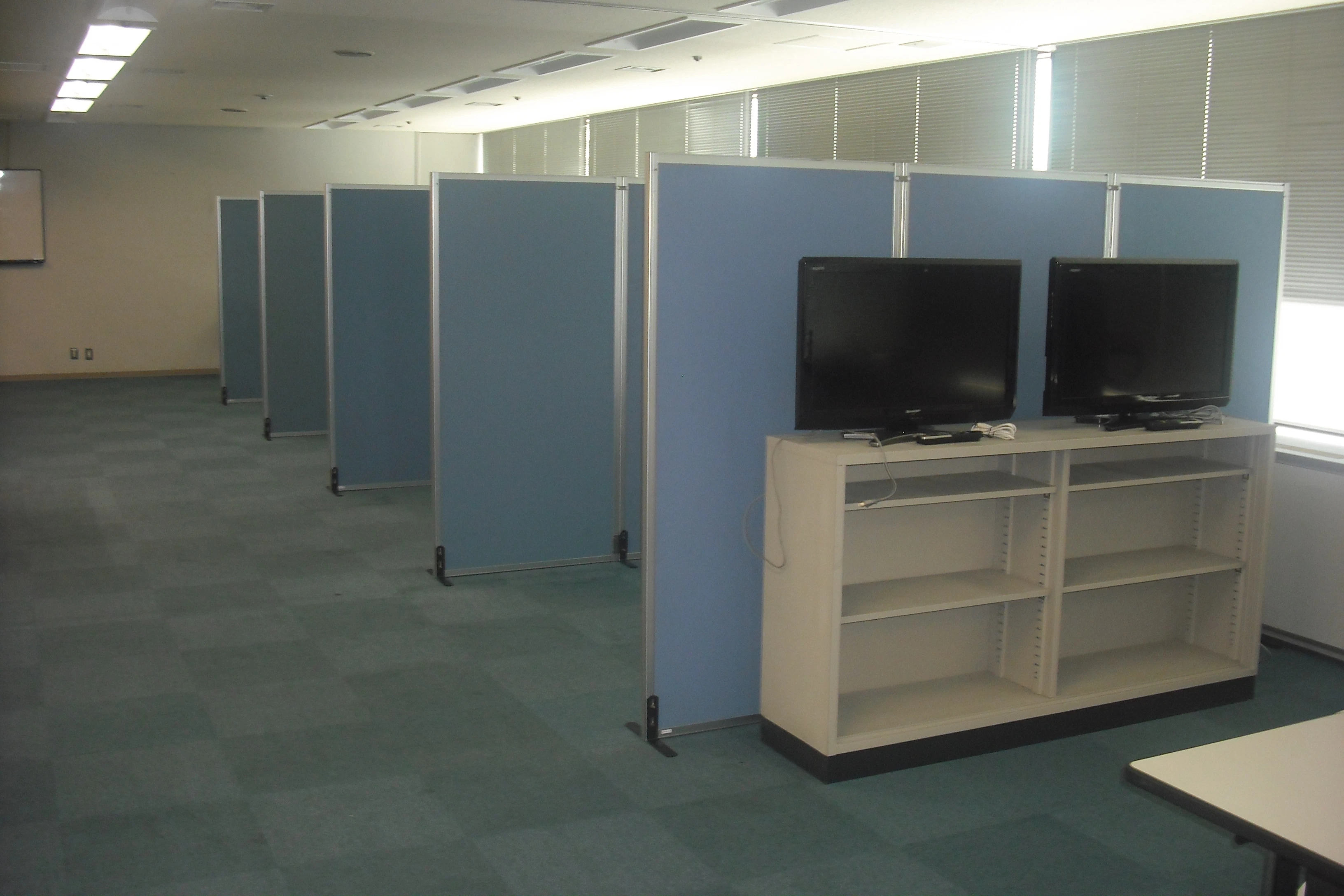 布製のパネルを用いたパーテーション設置例