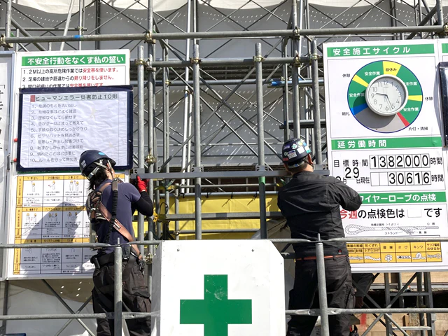 足場・単管への設置作業の様子