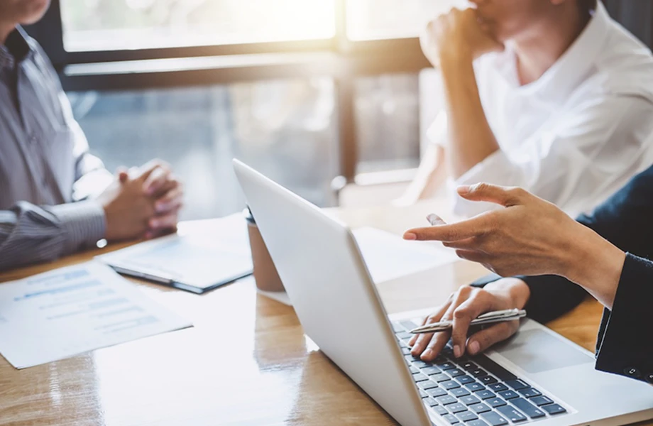 オフィスの会議スペースで会話をしている写真