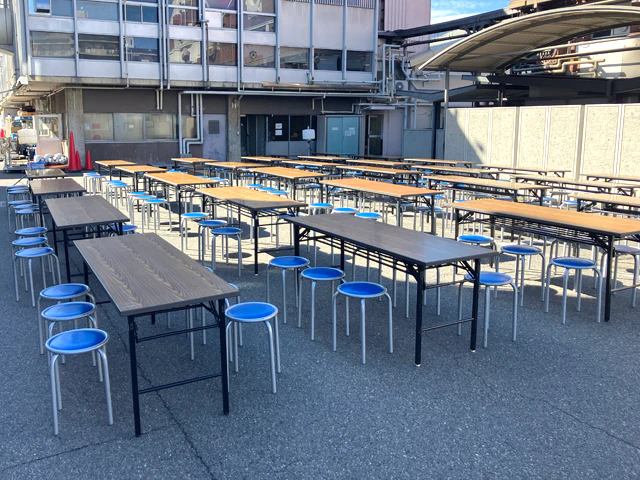 会場に設置した長机と丸椅子