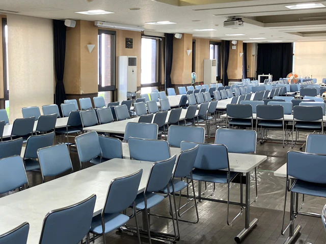 床置エアコンを設置した食堂