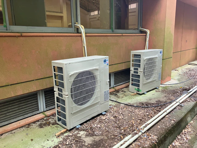 体育館裏のエアコン室外機