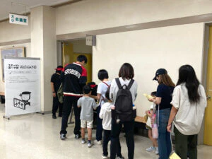 入口に人が並んでいる様子