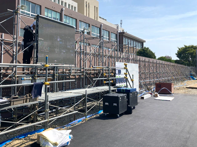 校舎建て替え工事現場に設置したLEDビジョン