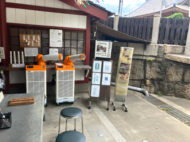 お堂へと続く入口付近にスポットクーラーを設置