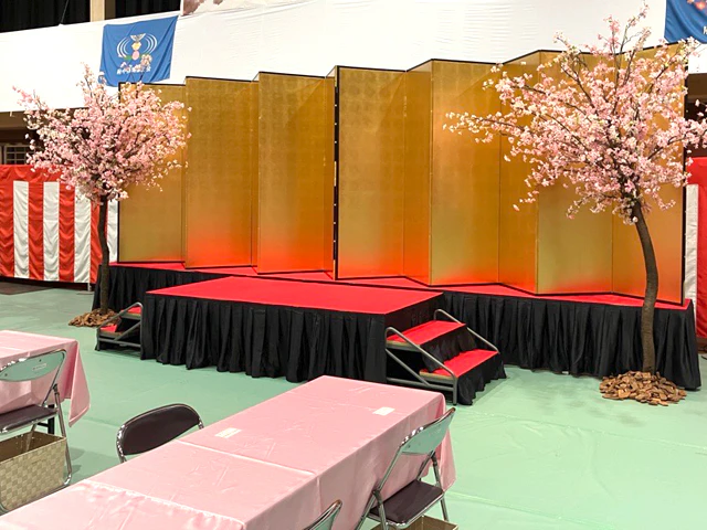 懇親会会場のステージ設置