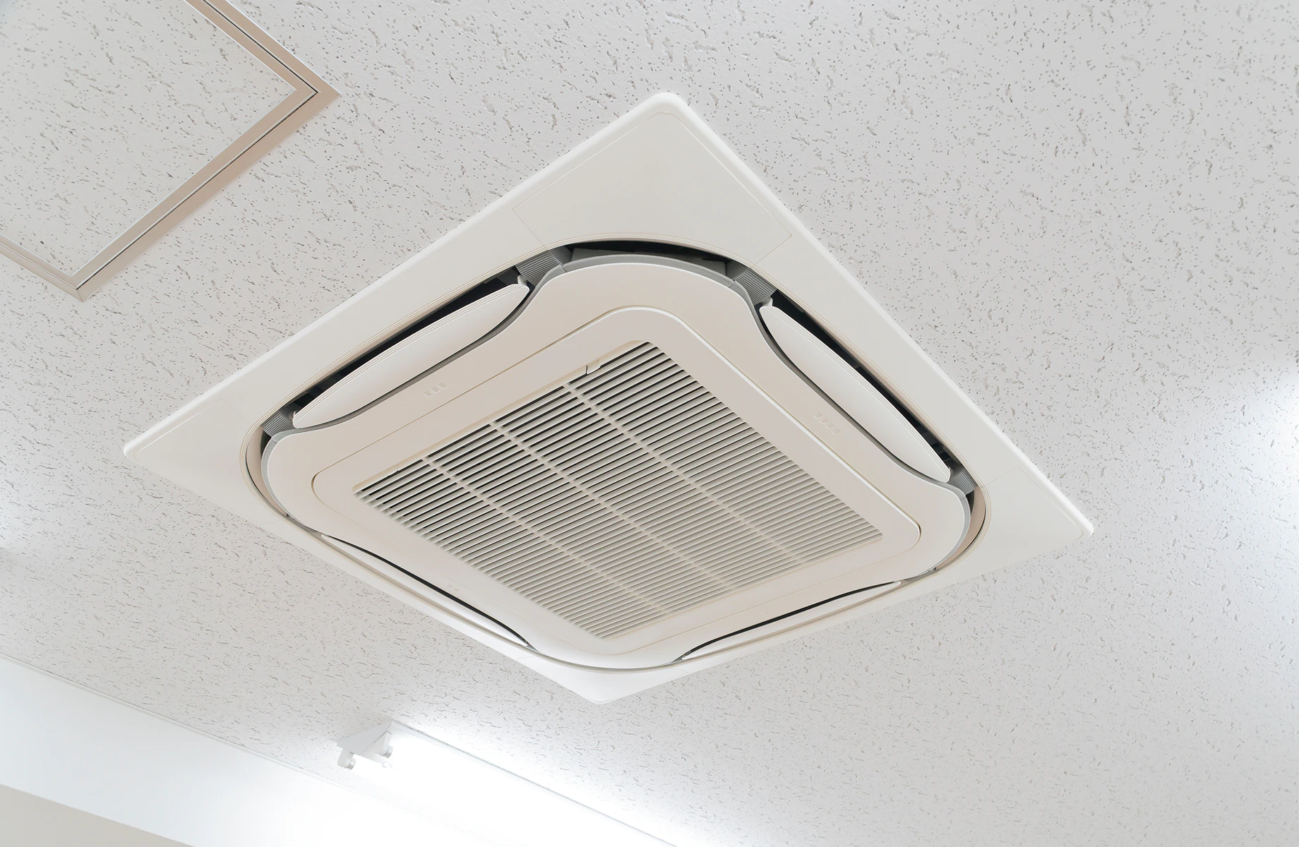 建物全体で温度管理をしている天埋エアコンの写真