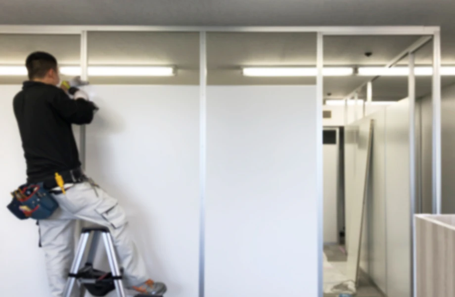 パーテーションを施工している様子の写真