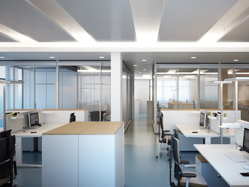 会議室・執務スペース・リフレッシュエリアがパーテーションで仕切られているオフィスの写真