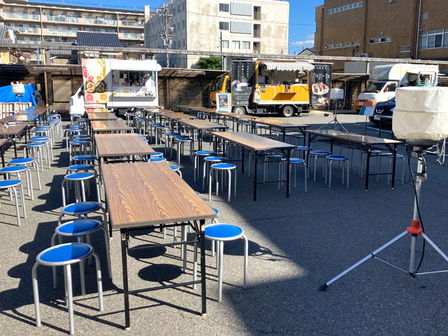 納入実績（社内交流イベントで屋外に会場備品を設置【長机・丸椅子のレンタル実績】）のサムネイル画像