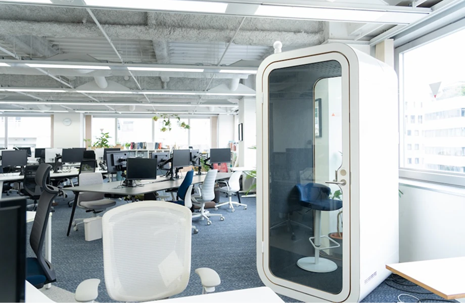 個室ブースを設置しているオフィス写真
