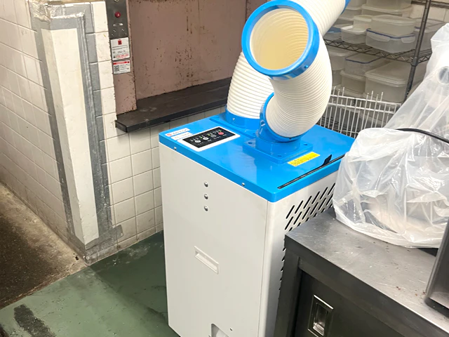 納入実績（ゴルフ場にある厨房の暑さ対策【スポットクーラーのレンタル実績】）のサムネイル画像