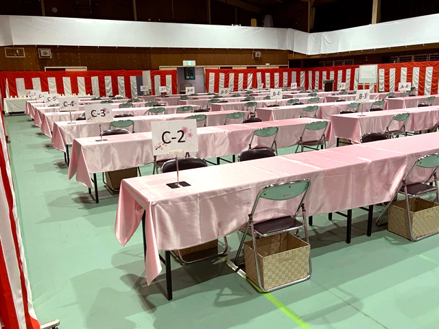 懇親会会場のテーブル席