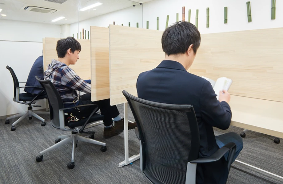 パーテーションで区切られている空間オフィスの作業写真