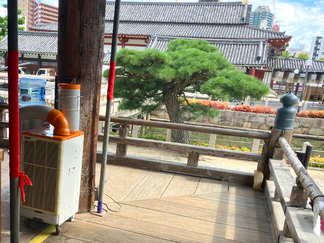 お堂の通路に設置したスポットクーラー