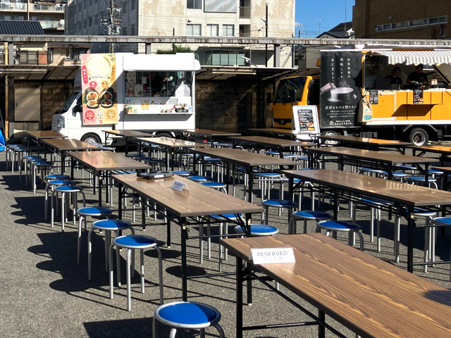 お客様手配のキッチンカーにより食事の提供も充実