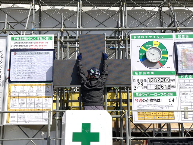 LEDビジョンのモジュール設置